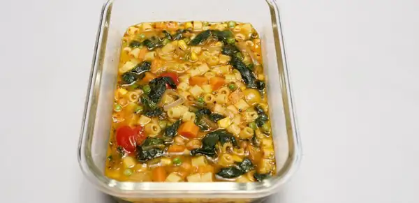 Luka probando la sopa minestrone: “Me duele el estómago”