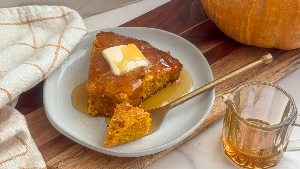 Receta de pan de maíz con mantequilla dorada y calabaza