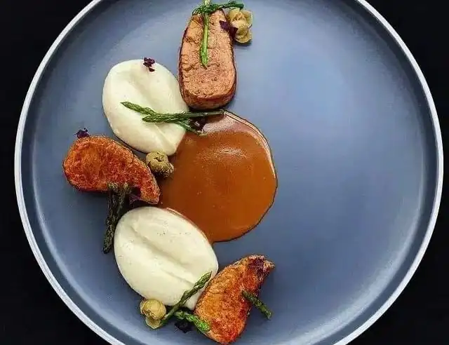 Solomillo de cerdo curado en salmuera de cerveza con puré de coliflor y jugo de cerdo