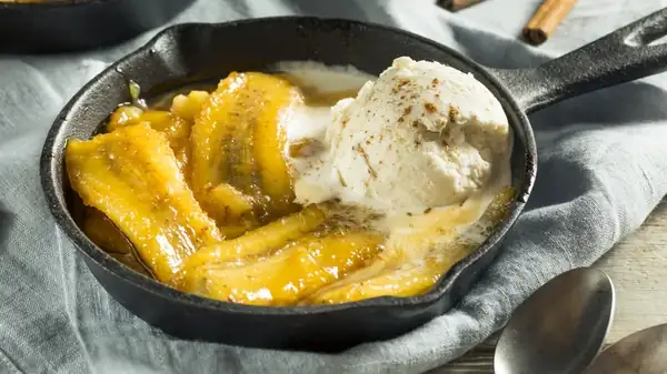 Dale un toque diferente al clásico Bananas Foster con distintas variedades de fruta