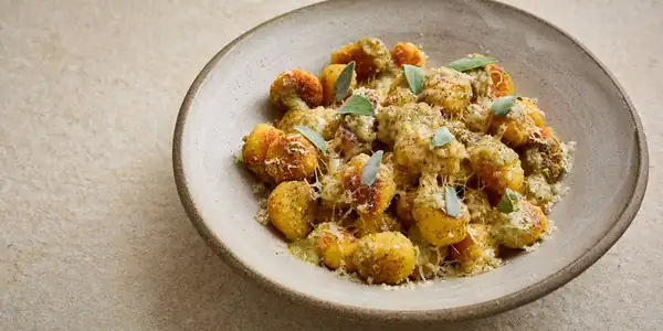Receta de ñoquis con mantequilla dorada y pesto de salvia