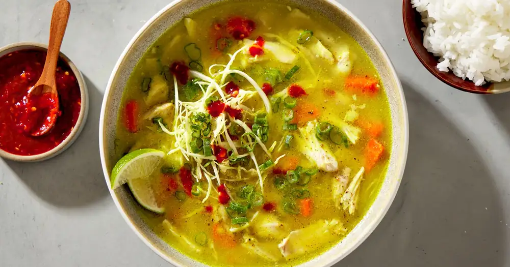 Sopa de pollo indonesia (Soto ayam)