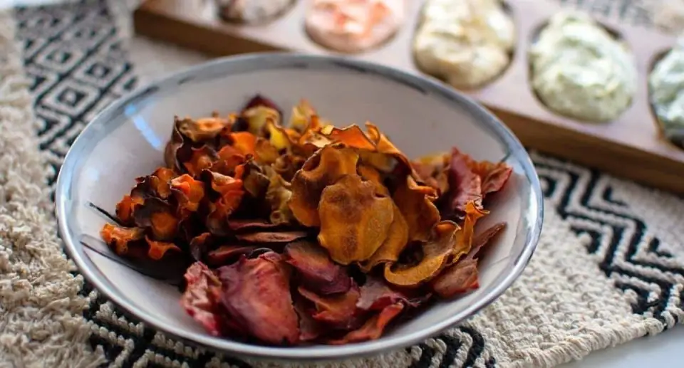 Chips de verduras caseras con 6 salsas de yogur