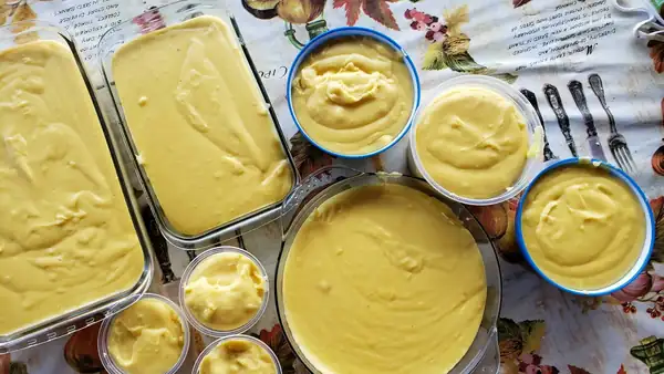 Pastry cream: 1 base and 3 different recipes for filling and covering cakes