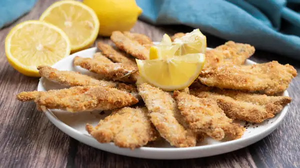 All the crispiness of the sea, perfectly golden and with very little oil: these anchovies are irresistibly fragrant on the outside and soft on the inside. The breading trick ensures a golden brown finish without leaving any mess or odors in the house. Serve them piping hot to win everyone over from the first bite!