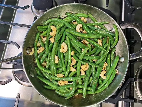 Garlic and Chive String Beans with Cashews