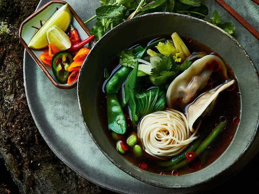 Pho de pato salvaje con wonton hecho de muslo de pato salvaje confitado