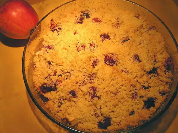 Apple and raspberry crumble: the easy recipe