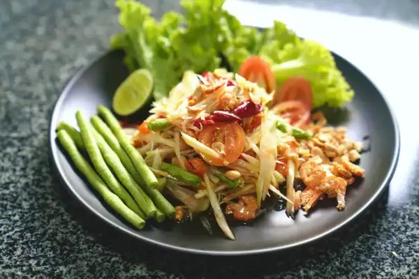 Ensalada tailandesa de papaya verde (Som Tam)