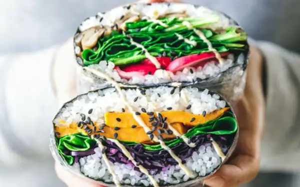 Mejora tus habilidades con el sushi con estas recetas a base de plantas