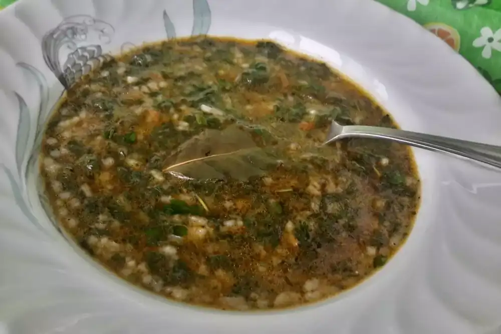 Spinach soup with rice and carrots
