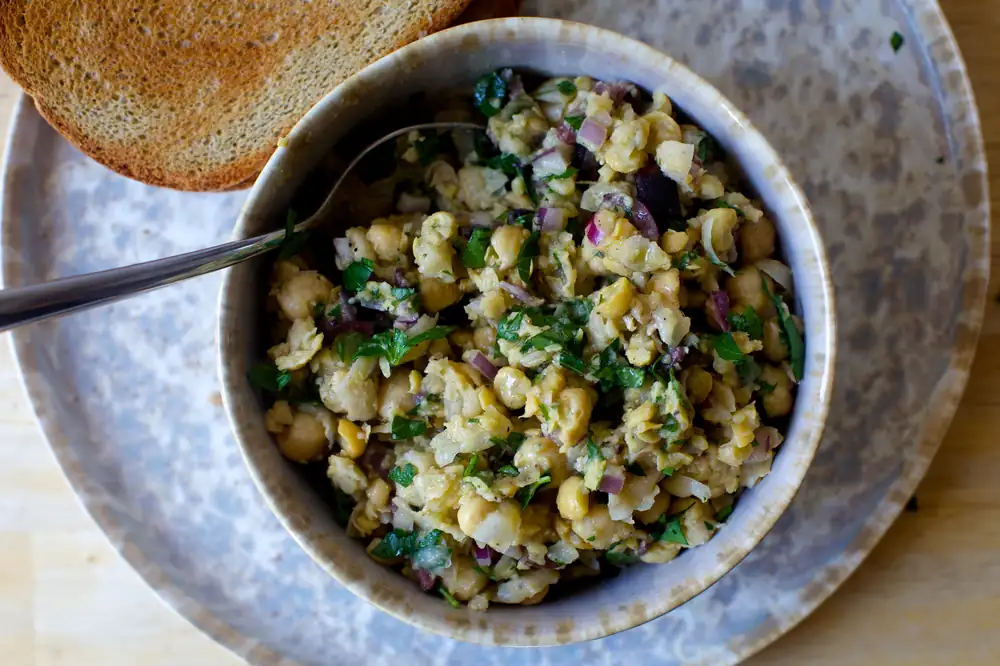 ensalada de garbanzos machacados