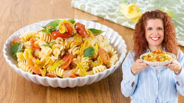 Pasta con flores de calabacín: una receta cremosa con tomates cherry