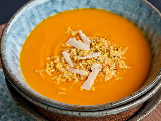 Butternut squash and chestnut soup: a smooth and velvety autumn recipe