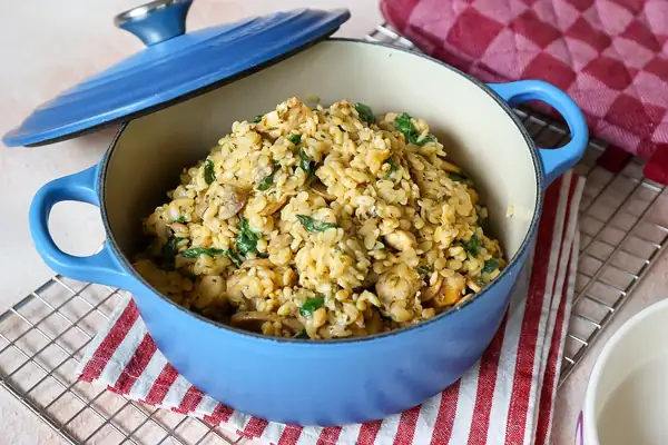Orzo con pollo y champiñones