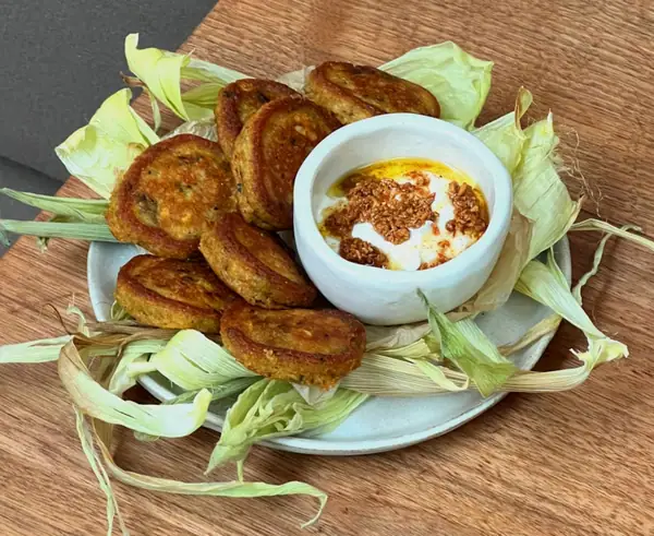 Tortitas de maíz dulce con miel y pimientos
