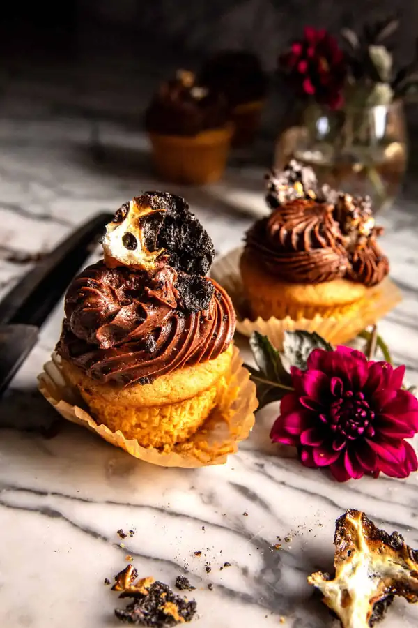 Magdalenas de vainilla con glaseado de chocolate y malvaviscos tostados