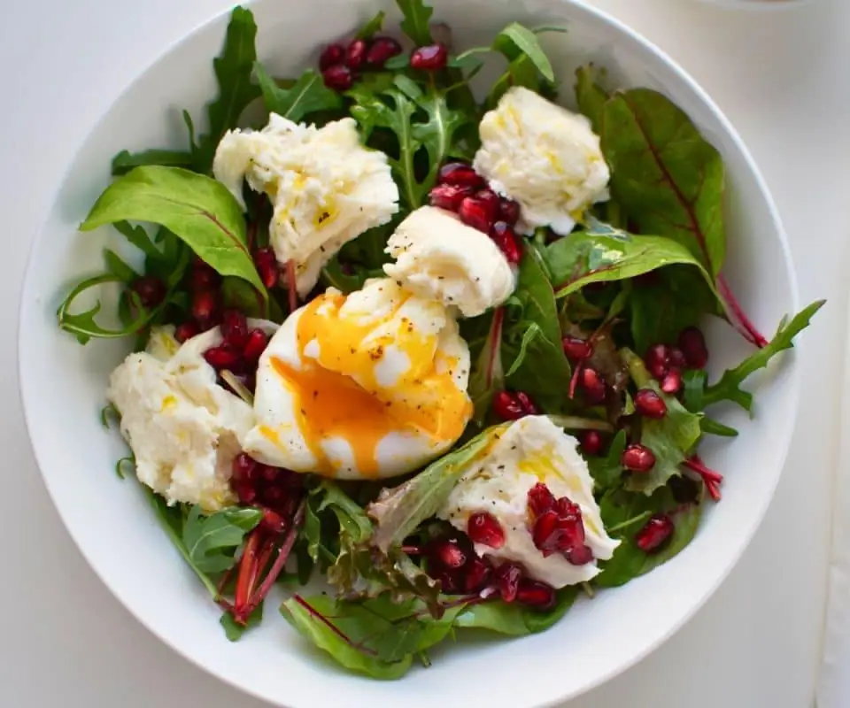 Ensalada de mozzarella y huevo escalfado con vinagreta de mora