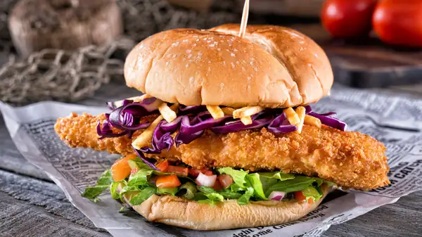 Para sándwiches de pescado al estilo sureño, utilice este tipo de pescado
