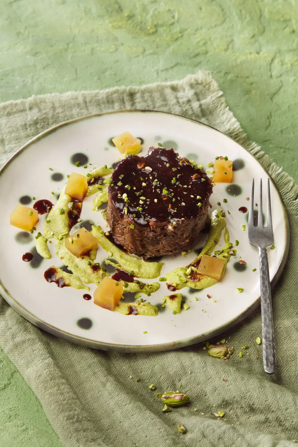 Beef tenderloin with apple and pistachio sauce