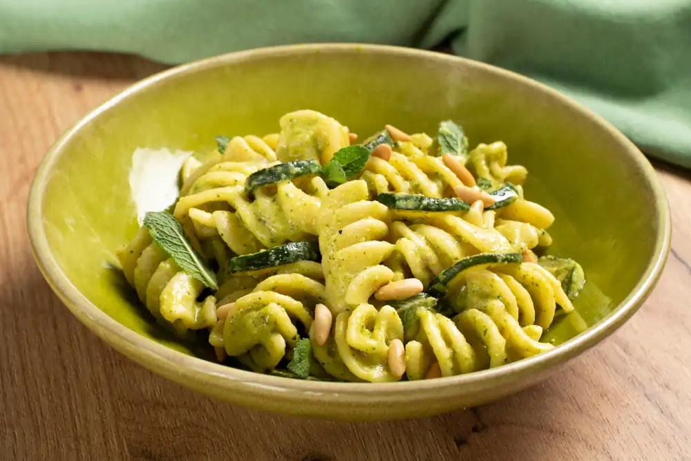 Pasta con crema de calabacín y queso de cabra con limón y cúrcuma