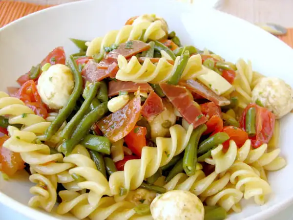 Fusilli salad in the colors of Italy