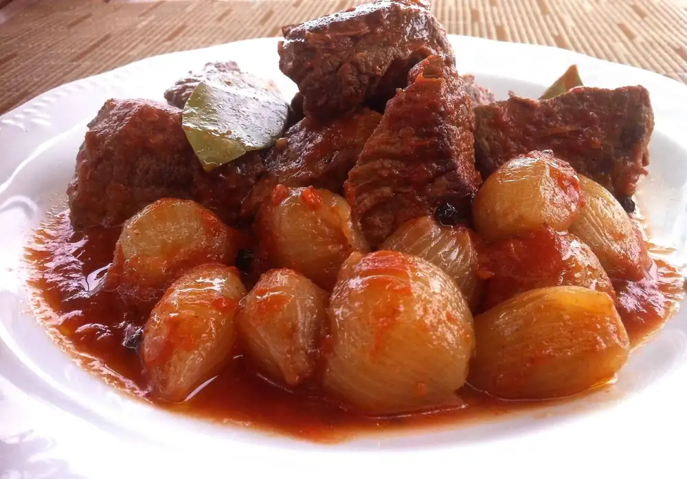 Receta griega de estofado de pulpo y cebolla (Octopus stifado)