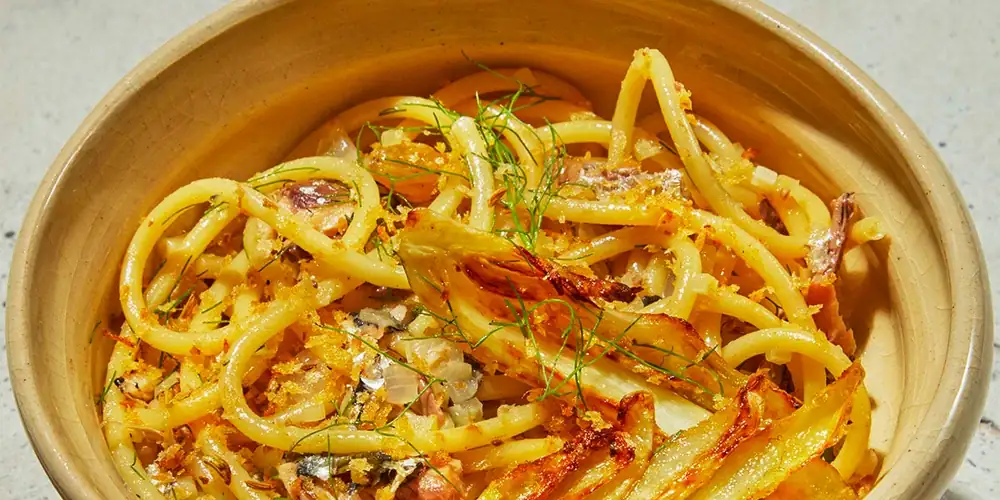 Bucatini con sardinas y hinojo caramelizado