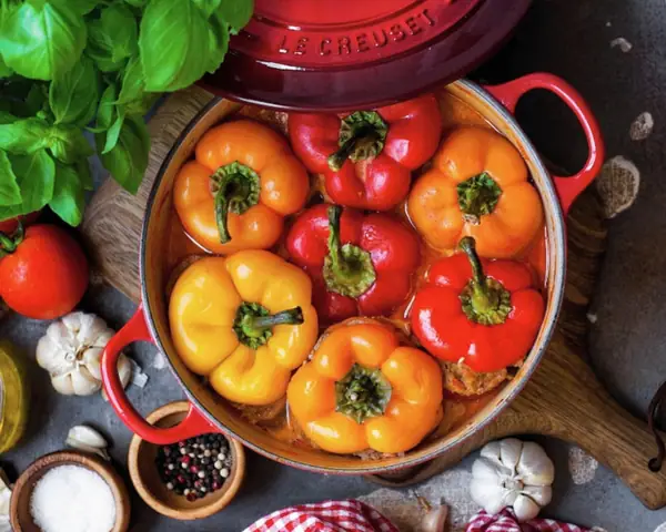 Pimientos rellenos en salsa de crema de tomate
