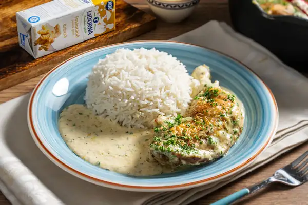Chicken with sour cream and cheese sauce
