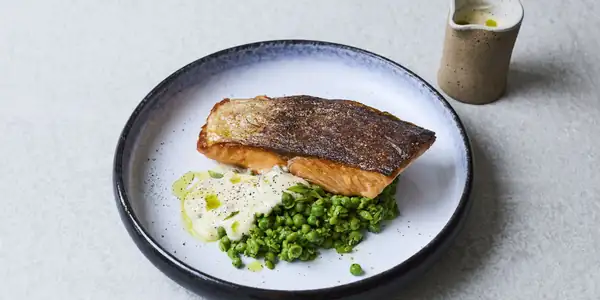 Receta de salmón crujiente con beurre blanc, guisantes triturados y aceite de perejil