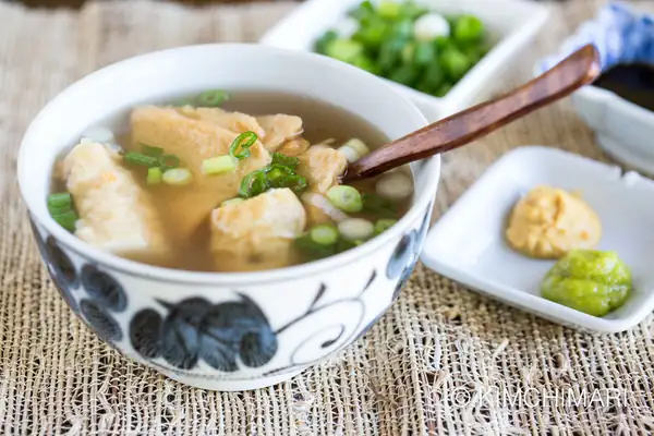 Sopa de pastel de pescado (sopa Odeng también conocida como Eomuk Guk)