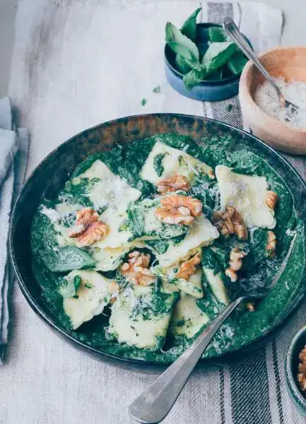 Ravioli with spinach cream sauce