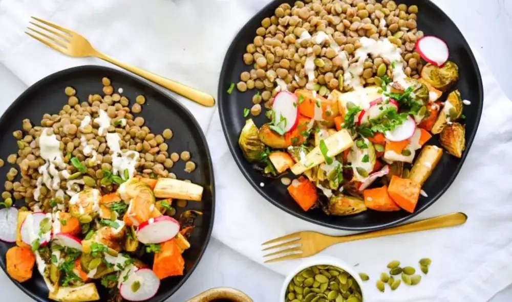 Tazones de verduras asadas con hierbas y aderezo cremoso de tahini