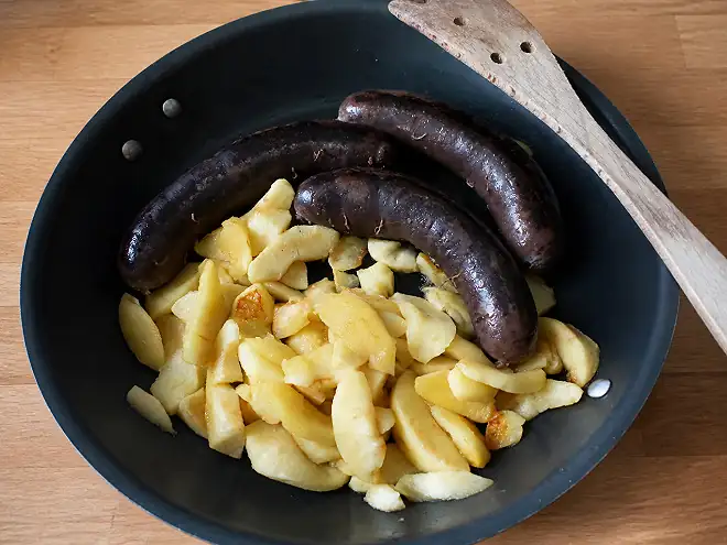 Morcilla frita con manzanas: una combinación local clásica y deliciosa