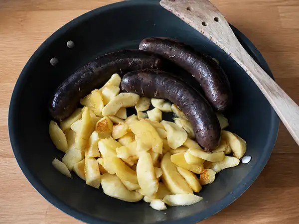 Pan-fried black pudding with apples: a classic and delicious local combination