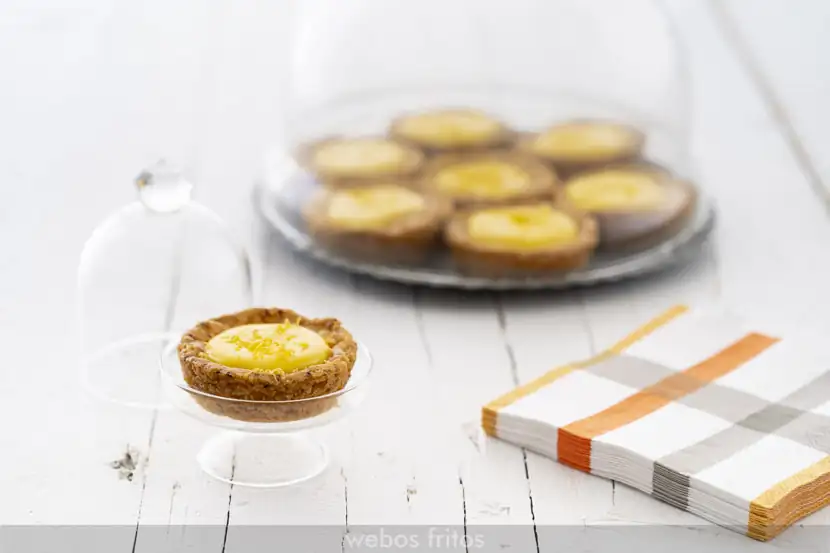 Shortcrust pastry tarts with lemon glaze