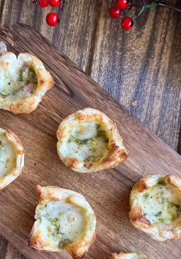 PASTELITOS DE HOJALDRE CON JAMÓN COCIDO, QUESO SCAMORZA Y PESTO