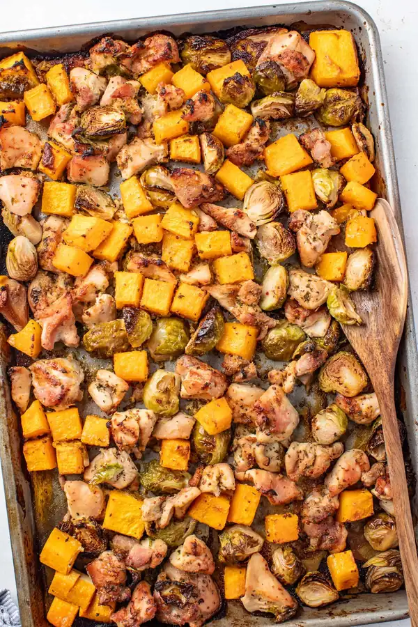 Pollo al horno con salsa de arce y mostaza Dijon, acompañado de verduras de otoño