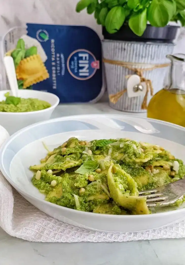 RAVIOLIS CON PESTO DE CALABACÍN Y PIÑONES