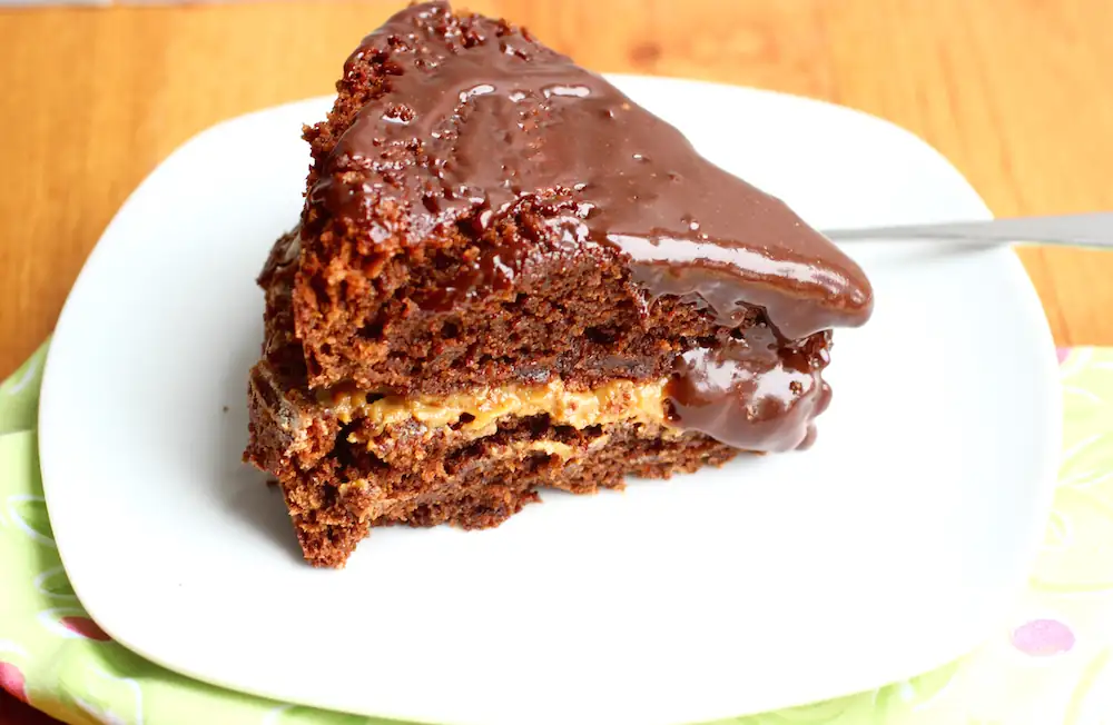 Pastel de chocolate de mi tía con relleno de dulce de leche