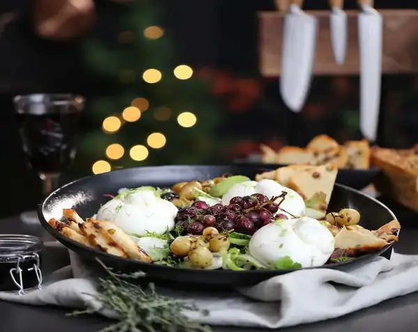 Ensalada de burrata con uvas asadas