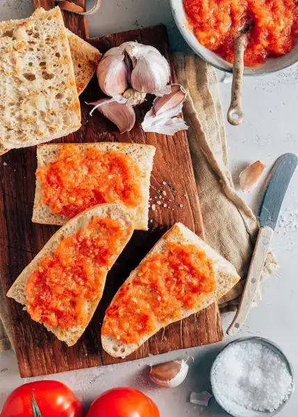 Bread with tomato