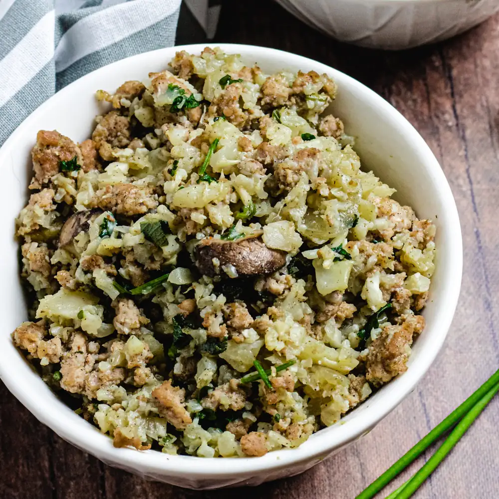 El mejor relleno keto (arroz de coliflor y relleno de salchicha)
