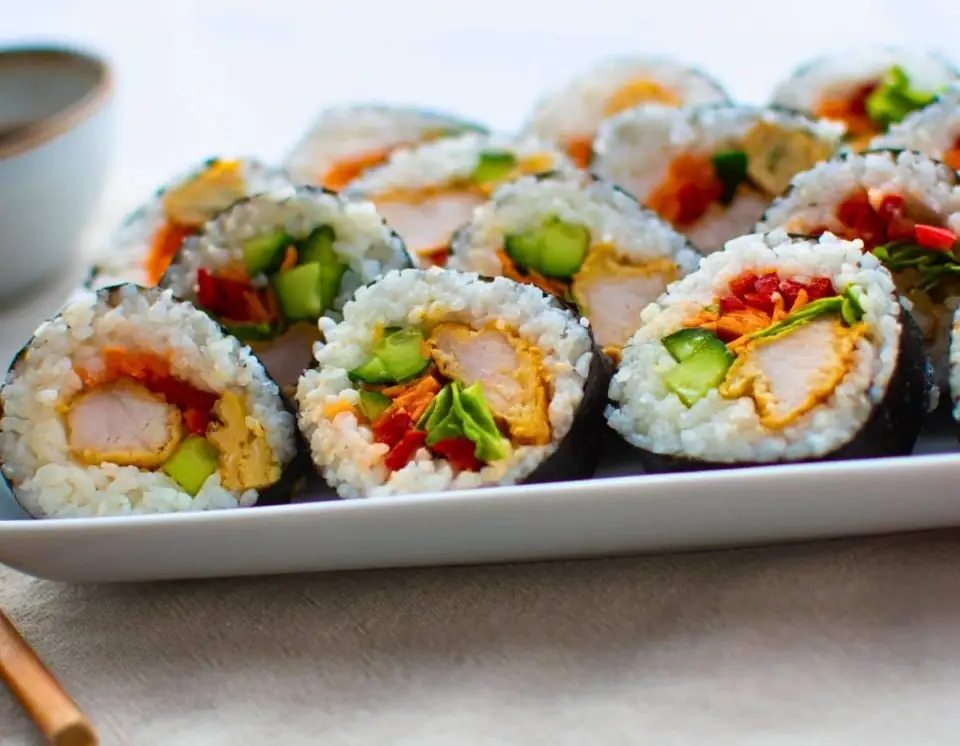 Kimbap de pollo con verduras