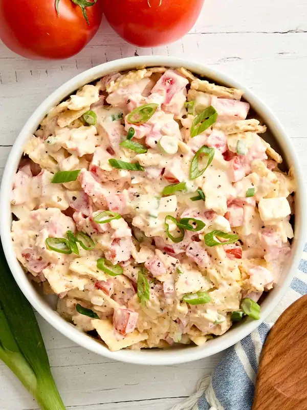 Ensalada de tomate con galletas saladas: ¡un clásico sureño cremoso y crujiente que te encantará!