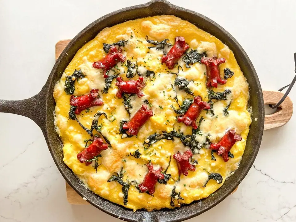 Cazuela de polenta con salchicha y espinacas