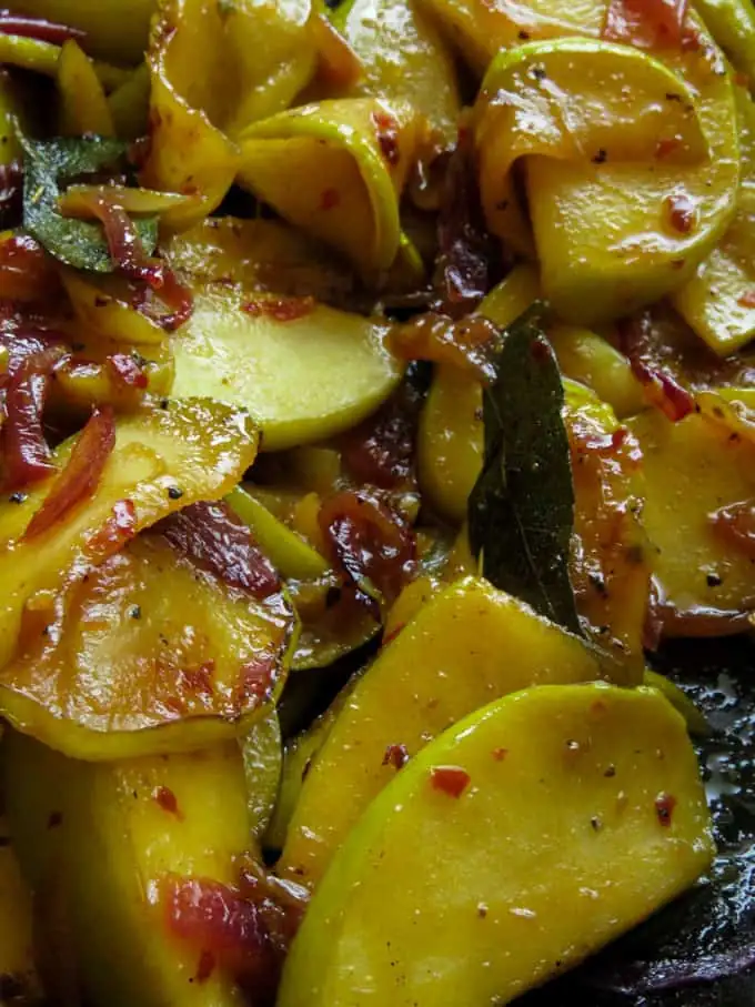 Manzana y cebolla fritas (veganas, vegetarianas)