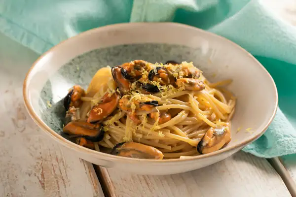 Spaghetti with mussels in a lemony white sauce