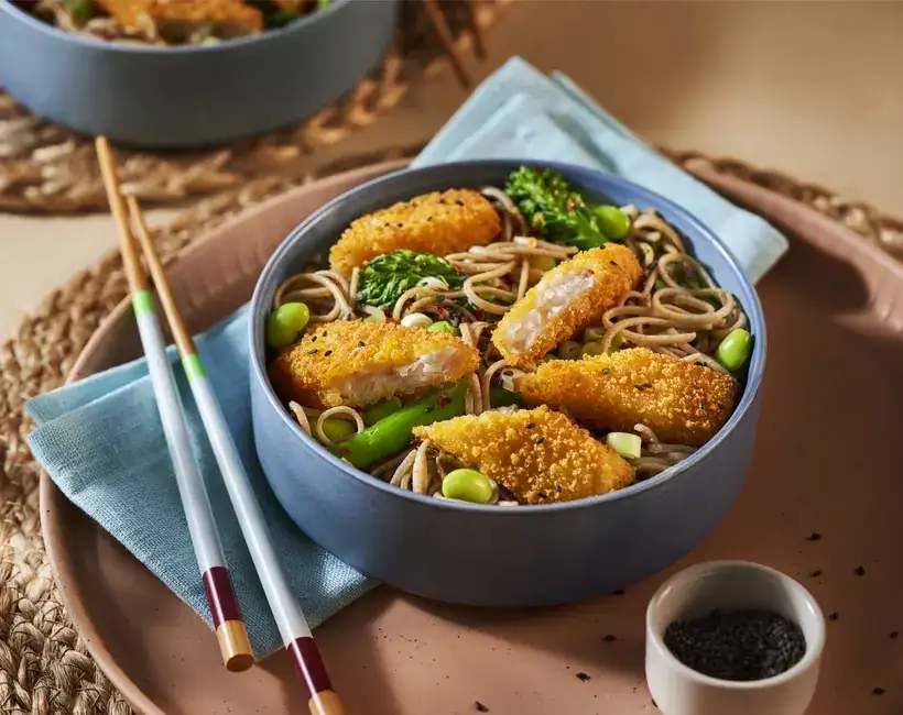 Green noodles with crispy fish sticks
